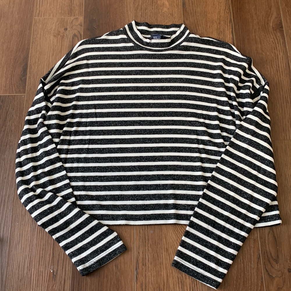 Long sleeve crop top turtle neck.